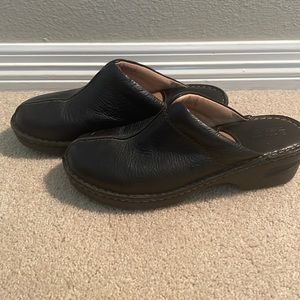 Distressed Black Born Ladies Clogs (Size 9.5)